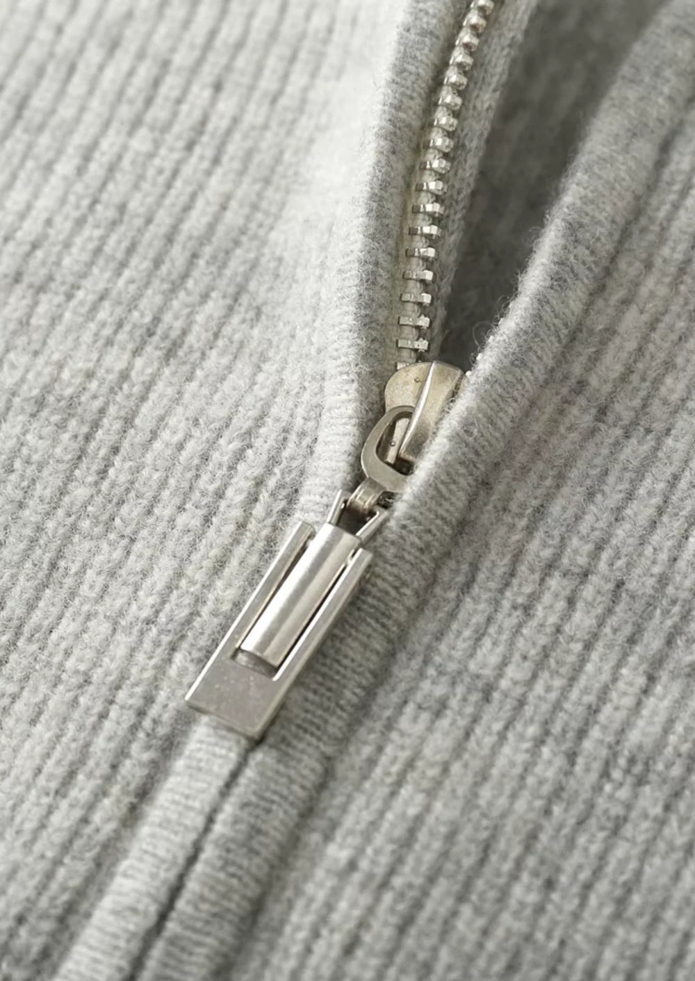 SWEAT À CAPUCHE ZIPPÉ EN PURE LAINE MÉRINOS EXTRA-FINE